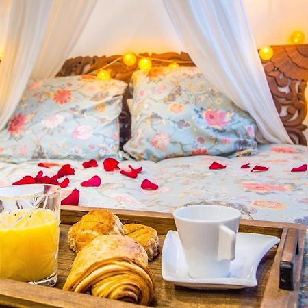 Jacuzzi - La Petite Romantique - Flobnb 랑 외부 사진