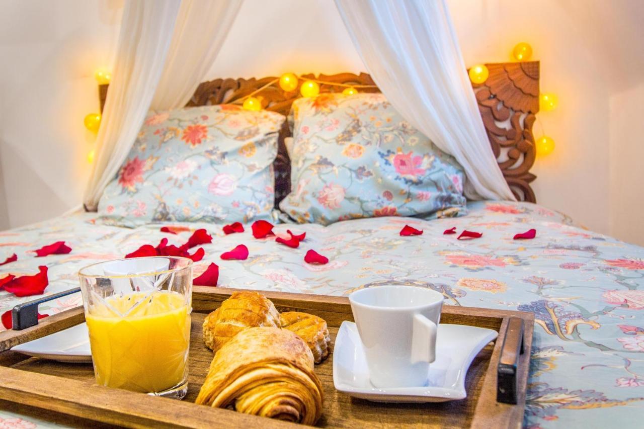 Jacuzzi - La Petite Romantique - Flobnb 랑 외부 사진