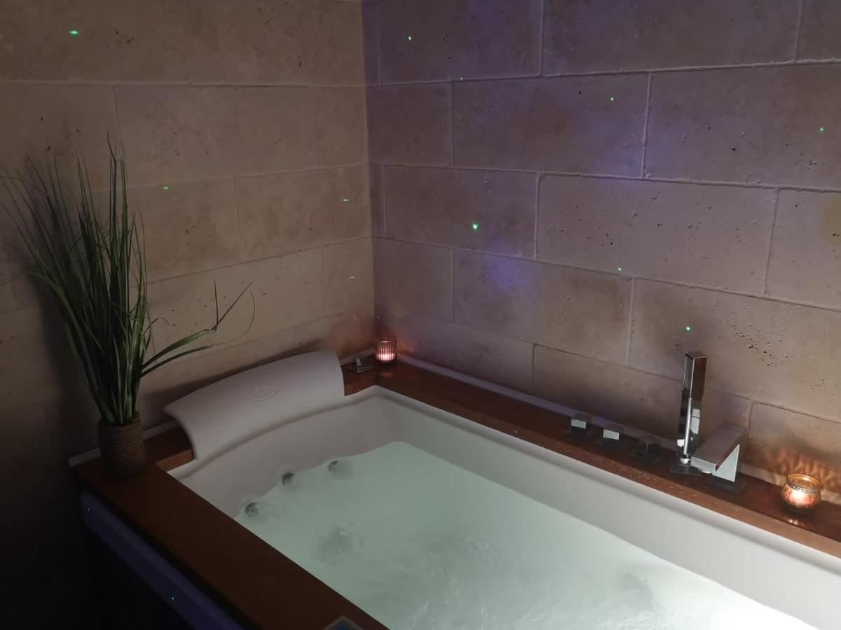 Jacuzzi - La Petite Romantique - Flobnb 랑 외부 사진